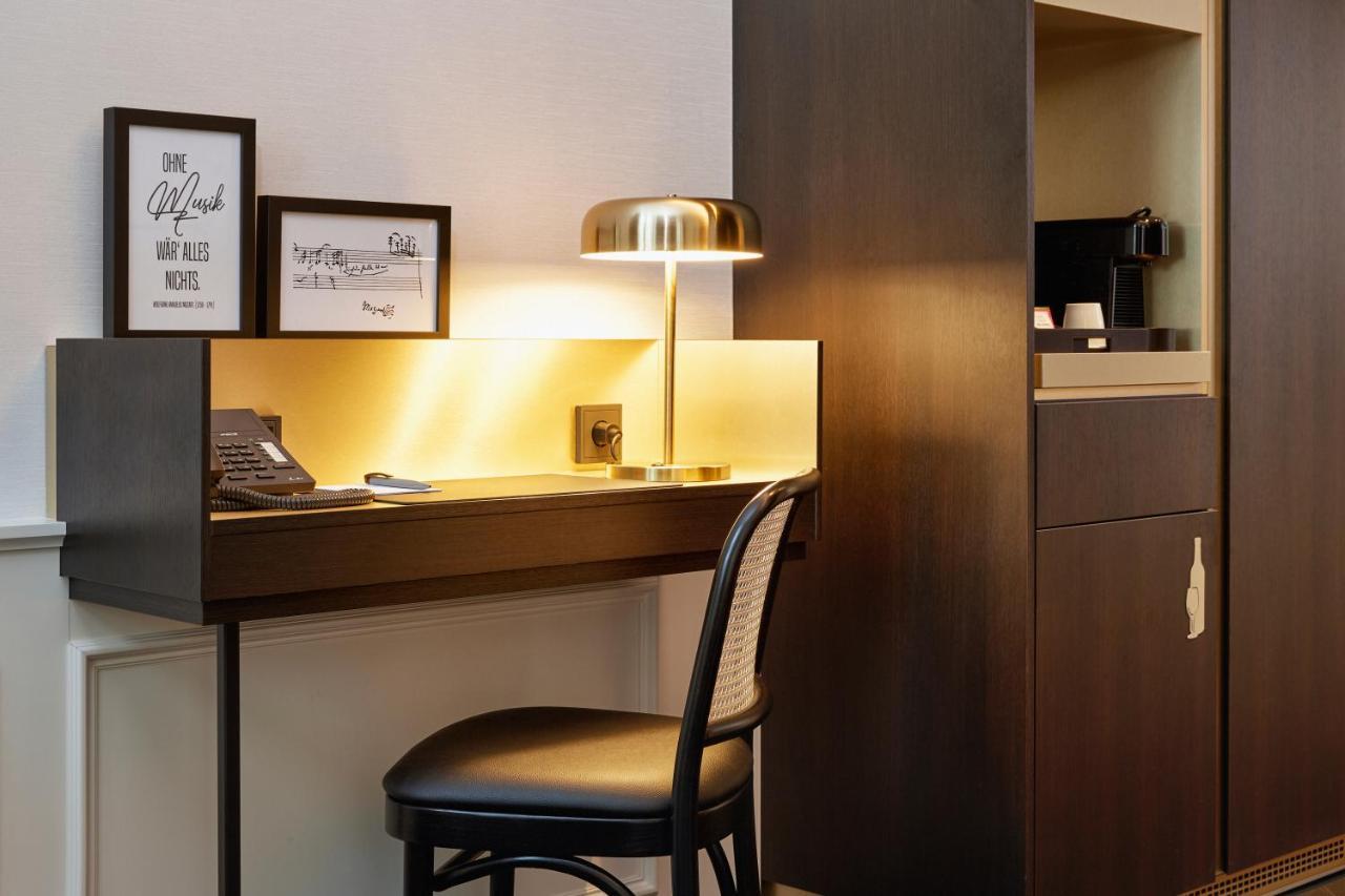 Hyperion Hotel ซาลซ์บูร์ก ภายนอก รูปภาพ A work desk in a hotel room